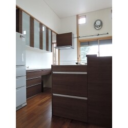 収納たっぷりのダイニングキッチンになりました。濃い茶色の扉は、洗面所の扉と色を合わせました。
