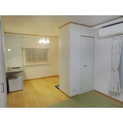 和室だった部屋が、来客用のスペースになりました。ミニキッチンは、お客様が気に入られて購入したデザイン性の高いタイプです。