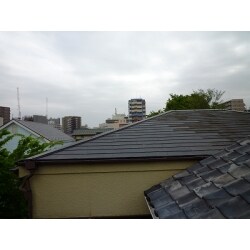 風で飛んでしまった屋根でも、綺麗に部分補修。