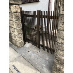 飽きのこない門扉です。