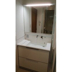 とても明るく広々な洗面台です