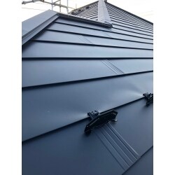 屋根のコロニアルをそのままで、被せ工法で屋根を葺き替えました。