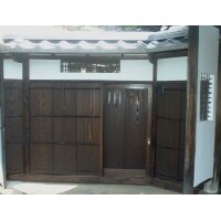 傷んでしまった板塀の、きれいな木目が復活しました。