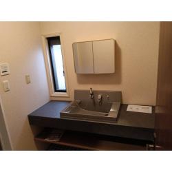 LIXILカスタムバニティの洗面台に交換しました。
シャープなエッジで洗練されたデザインながら安心感のある使いやすいサイズです。底が広くて大容量のです。洗面ボウルです。
掃除が簡単な排水まわりです。