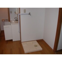 今まで外で洗濯していましたが、使い勝手を考えて屋内に新規に防水パンを取り付けました。