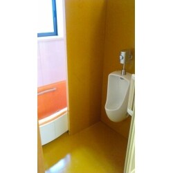 テナント事務所の使わない浴室内に小便器を設置！
 退去時に復旧も可能です。