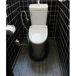 タイルの色に合わせて落ち着いた色のｸｯｼｮﾝフロアーを選びシックな印象のトイレになりました。