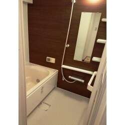 落ち着きのある木目調を採用