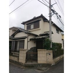 瓦と同系色で雨樋等を塗装。
やさしい壁面の色とのバランスよく、おさまりのいい、締まった印象になりました。