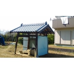 地震によりヒビ割れがあり、下地から全てはがし葺替えてきれいに仕上がりました。