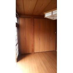 押入れをクローゼットにしたことで収納率があがりました。
畳からフローリングにしたことで、ダニやノミなどの害虫の心配がなくなり、掃除が楽になりました。