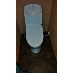 トイレを和式から洋式へ交換工事しました。
ウォシュレット一体型なので、トイレ内がスッキリしました。