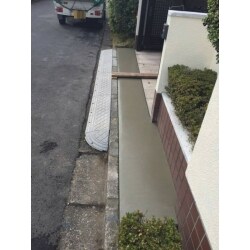 施工前は、コンクリートの段差で雨天時は水溜りが出来ました。
 施工後は解消されました。