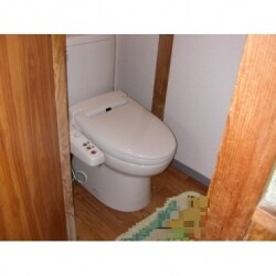 寒々しいタイルからフローリングに変えたことで、温かみのあるトイレになりました。
膝への負担も解消されました。