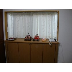 玄関に出窓を造りました。玄関がとても明るくなりました。