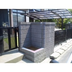 花壇を設置しました。
 同じブロックが　無いため　似ているブロックを探し　加工して　設置しました。