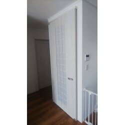 リビング階段にアウトセット建具を設置することにより、冷暖房効率が上がります。
また、小さなお子様が階段を登ってしまう事も防げます。