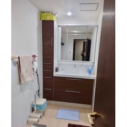 上から吐水するので、水栓まわりに水がたまりにくく、水ハネが一拭きできれいになります。
 大容量の収納スペースで、たっぷりしまえます。