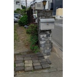 お客様にご用意いただいたポストをご指定の場所に設置致しました。