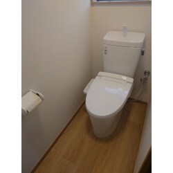 LIXILアメージュZを施工致しました。フチレスで、掃除がラクです。アクアセラミックなので、キズが付きにくく、銀イオンパワーで細菌の繁殖も抑えます。