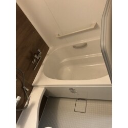 上質な光沢のある人造大理石浴槽。
ダブル保温構造でお湯が冷めにくい。