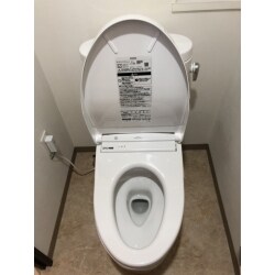 フチなし形状で掃除がしやすく、少ない水で便器内をきれいに洗浄できる機能がついています。