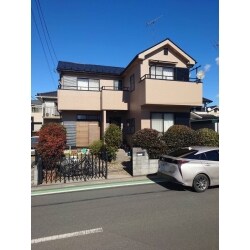 ヒビ割れがひどく、下塗りを多めにしてからの施工となりました。新築のような外壁になり、暫く、劣化の心配もなく安心して過ごせます。