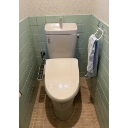 トイレ内がタイル貼りのままでも交換可。
シャワートイレ付で、お手入れし易いフチなしです。