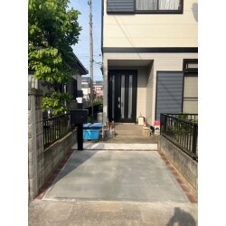 門柱を撤去し、駐車スペースを造りました。
拡大スリムな機能ポール付。
