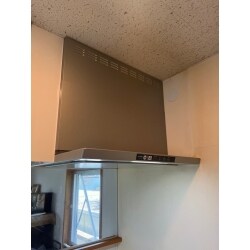 900サイズから750サイズへ
スリムなレンジフードに交換。空いたスペースはキッチンパネルできれいに補修仕上げ。
ノンフィルタタイプにワンタッチ着脱ファンがついて、清掃性UP。