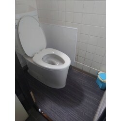 店舗内のトイレです。和式は腰や膝に負担がかかりますが、洋式にしたことにより、高齢者に優しいトイレに生まれ変わりました。

