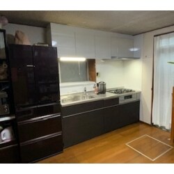 床色にあわせて、茶系にしてみました。吊り戸棚は天井にあわせて、白を選びました。
