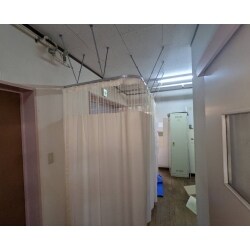 病院内、浴室入口を隠す為、カーテンを設置しました。
