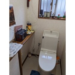 トイレ内に収納を設置し、スッキリした見た目になりました。