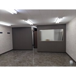 間仕切りと会議室を作りました。
遮音ボードを使用することにより、会議室に秘匿性を持たせる事ができました。