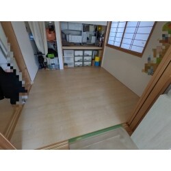 安価な素材です。耐キャスター性能や床暖房にも対応していますので、熱がかかっても反りにくいのが、特徴です。