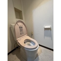 節水型トイレに交換しました。便器はフチレスで掃除がラクです。シャワートイレは既存品を再利用しました。