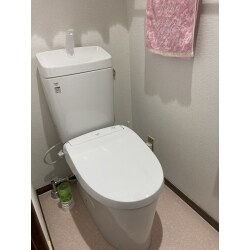 お手頃な節水型トイレです。
シャワートイレはお客様がご購入されたものを弊社で取り付けました。弊社で取り寄せた商品以外でも取付可能です。