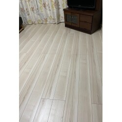 ふかふかしていた床でしたが、上貼りすることにより、解消しました。白色を選び、部屋全体が明るくなりました。