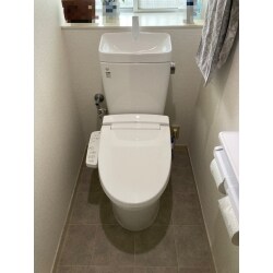 トイレはお掃除し易いフチレスタイプで従来より節水型です。