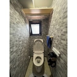 シャワートイレ付のトイレに交換したいとのお客様の要望を叶えました。一緒にクロスも張り替えて、一新しました。