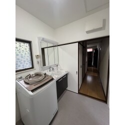 洗面ボウルの底が広くて、水汲みがし易い、広々したボウルになりました。
ミラーが三面鏡になり、扉を開けるとキャビネットになっています。

