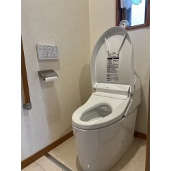 あこがれの自動開閉です。
電気をつけなくても自動で開き、座ったらプレミスト、トイレから出たら自動で蓋が閉まって、流れる。全く触らなくてもいいのが快適です。
ウォシュレット一体型、フチなし形状で掃除しやすさが向上しました。