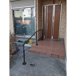玄関に手すりを設置することにより、段差の踏み外しを防ぎ、安心感が違います。