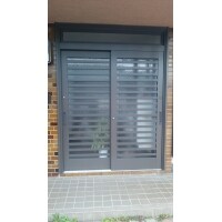 玄関引き戸も一日で、リニューアル!!