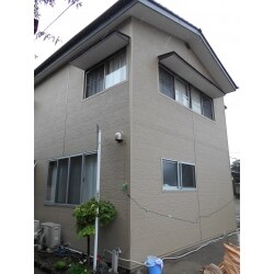 1階と外壁のリフォームです。元々店舗だった部分を新たにリビング、洗面脱衣室と浴室にリフォーム、既存の浴室とキッチンは居間との間仕切りをなくし大きな洋間としました。外壁は、サイディングを上張りしたことで見た目も新しくきれいに仕上がりました。