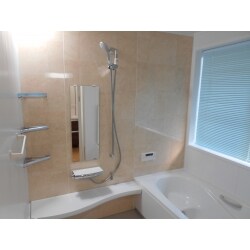 お風呂とトイレの新設リフォームです。元々和室だった場所を新たに、浴室と洗面脱衣室へ、古い浴室をトイレへとリフォームしました。浴室、脱衣室とトイレすべてが今までよりも広くなったことで、使い勝手も上がりとても快適な空間へと仕上がりました。