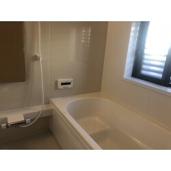 お風呂のリフォーム工事を行いました。以前の狭い浴槽から大きな浴槽になったことで、とても快適に過ごせるお風呂へと生まれ変わりました。
