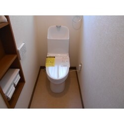 トイレのリフォーム工事を行いました。天井と壁のクロス、クッションフロアの張り替えも行い内装のイメージも変わりました。