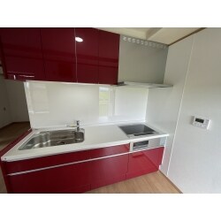 間取りの変更工事を行いました。2階の1室にキッチンとお風呂、洗面所を新たに設け二世帯での生活が可能になりました。